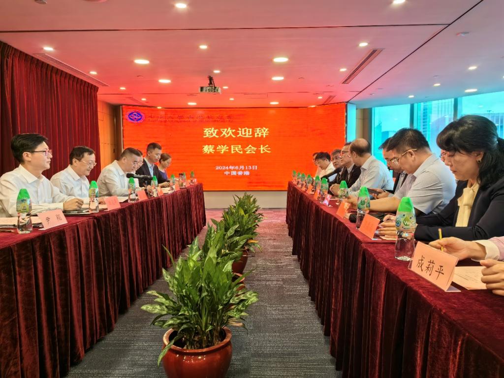 桌子上有许多人在餐厅里中度可信度描述已自动生成